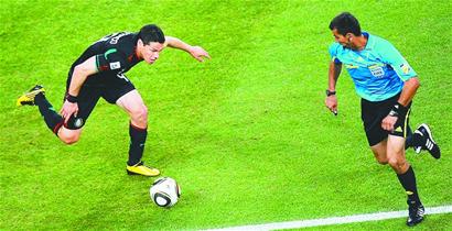 kaiyun开云网页版-漯河市伊坪小学:守护学生健康,领导用爱陪餐(图3) kaiyun开云网页版